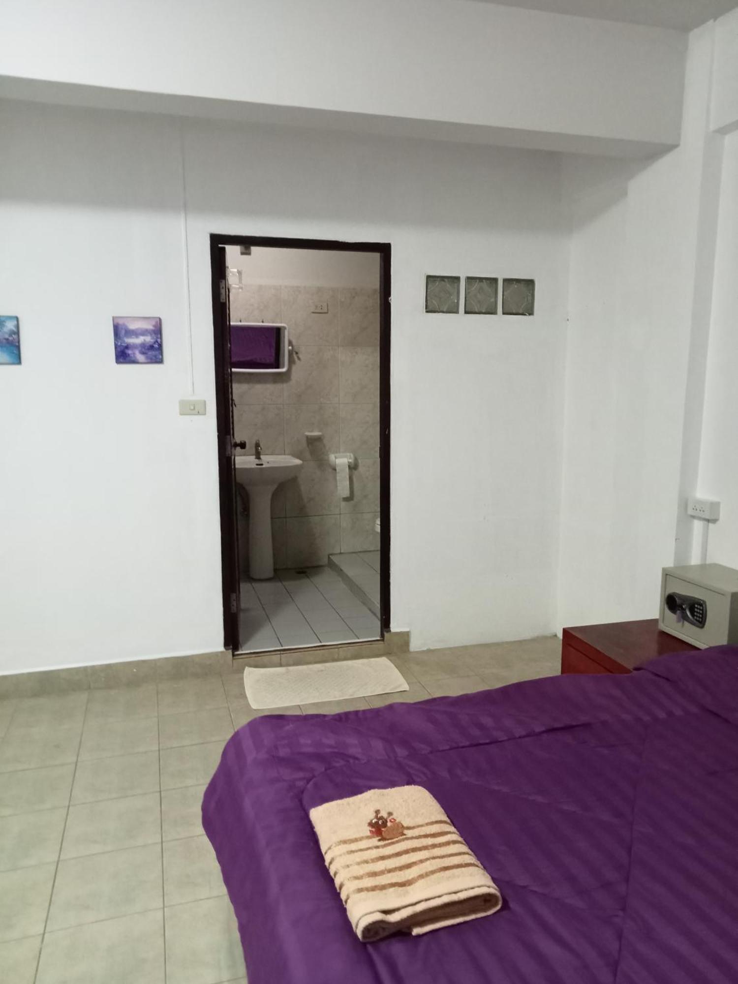 Pluemchai Guesthouse Bãi biển Jomtien Ngoại thất bức ảnh